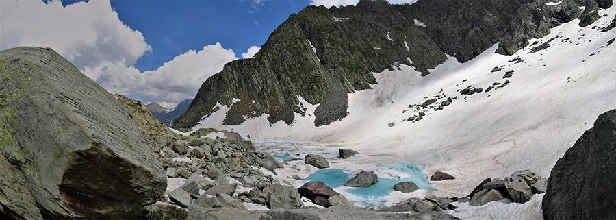 Ammirando e fotografando il Lago del Vallone (2226 m) in disgelo